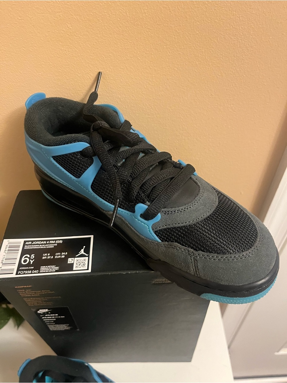 Jordan Low-Top Sneaker - Black & Blue sz 6.5 Youth